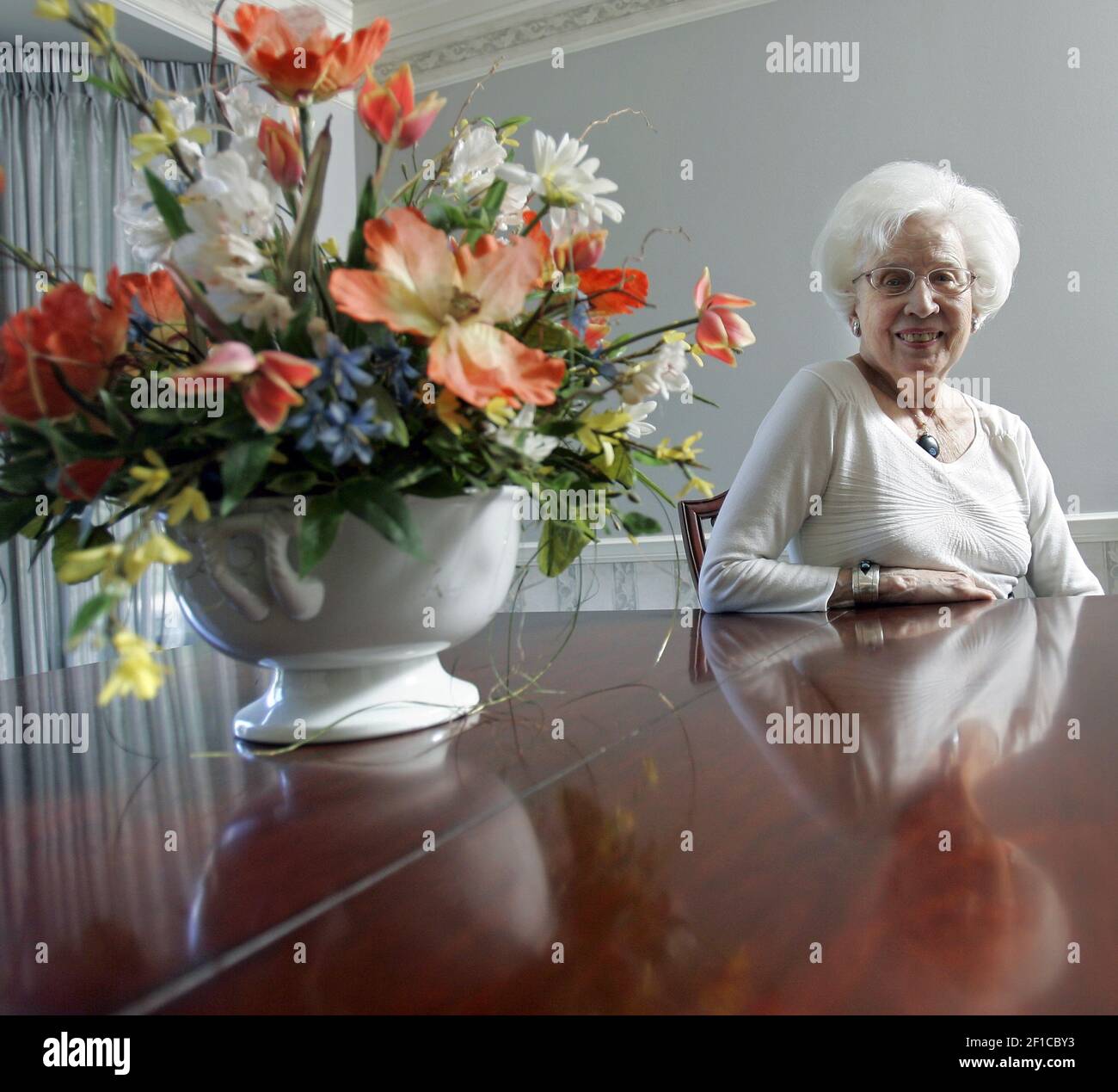 Marjorie Ellfeldt Rees, 87 ans, de Prairie Village, photo le 29 juin 2009, Est l'un des 300 Wasps survivants, un acronyme pour les femmes pilotes de la Seconde Guerre mondiale Très bientôt, Rees recevra une pièce d'or du Congrès pour son service. (Photo de Jim Barcus/Kansas City Star/MCT/Sipa USA) Banque D'Images