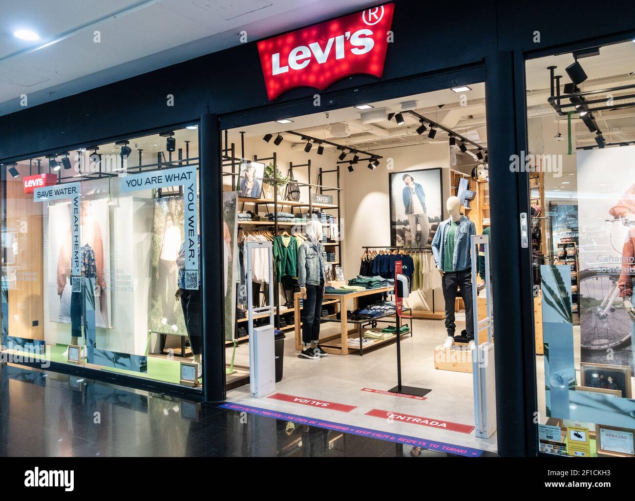 Texte Save Water Wear Hemp sur la fenêtre du magasin Levi en Espagne. Banque D'Images