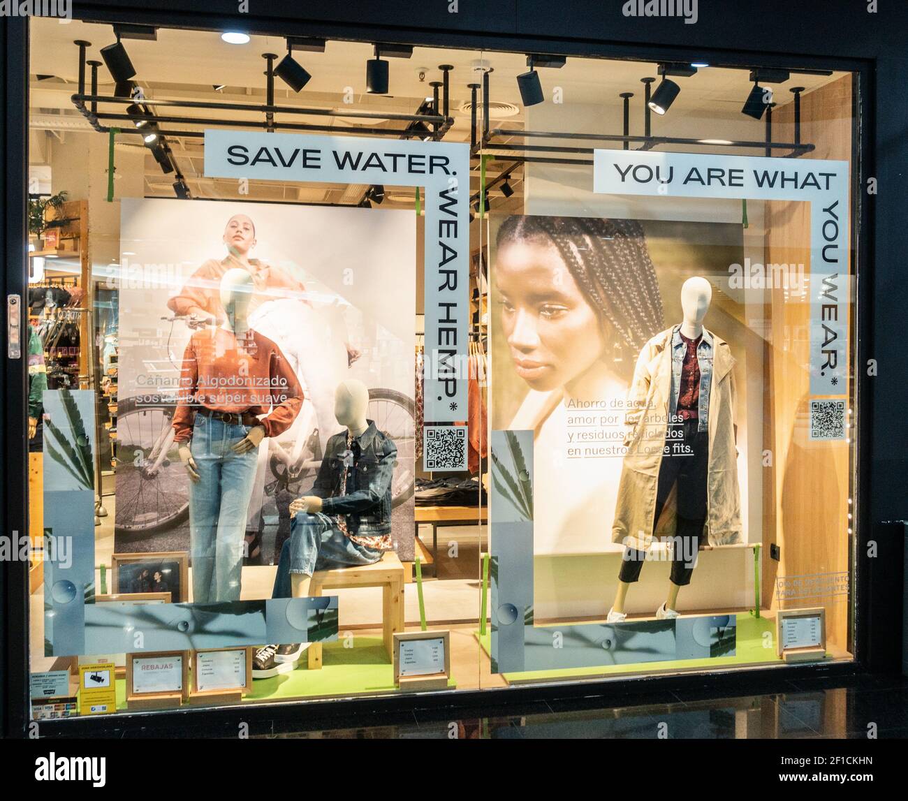 Texte Save Water Wear Hemp sur la fenêtre du magasin Levi en Espagne. Banque D'Images