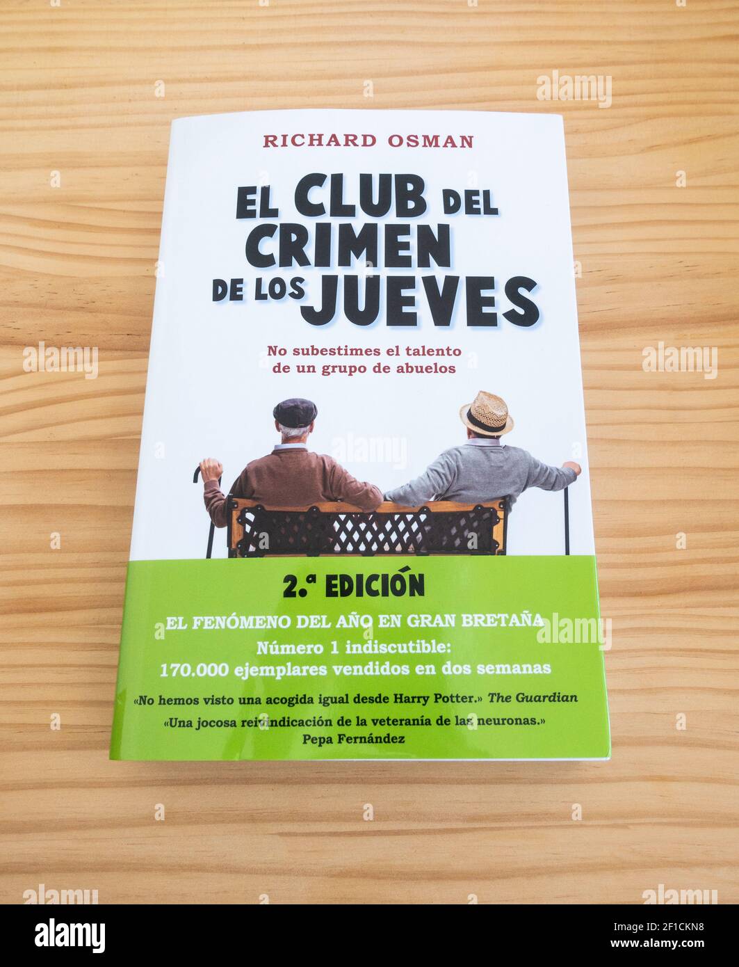 Version espagnole du meilleur livre de vente, The Thursday Murder Club de Richard Osman. Titre espagnol: El Club Del crimen de Los Jueves. Banque D'Images