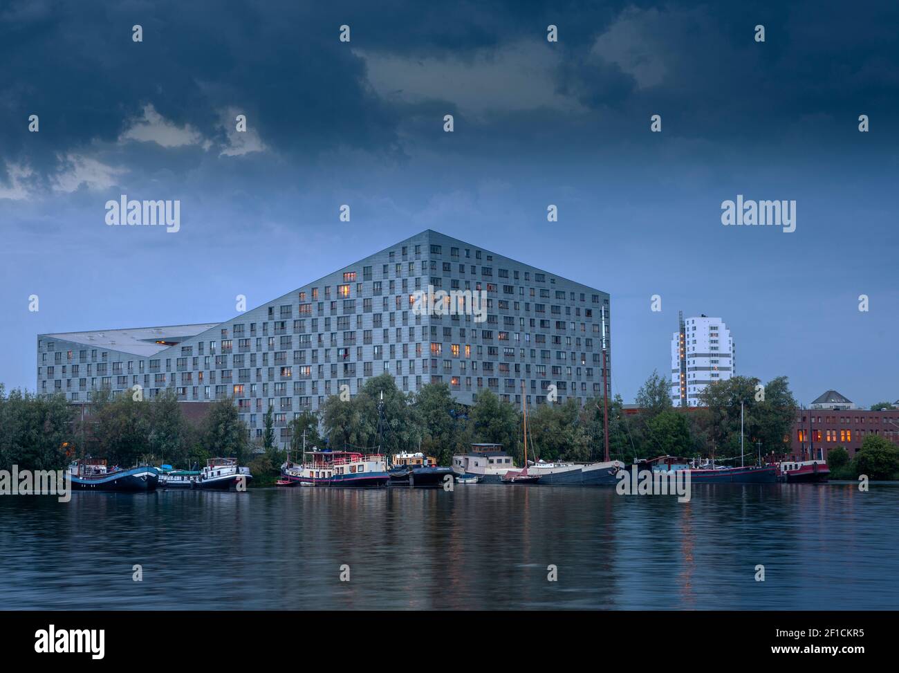 Bâtiment des baleines (architecte Frits Van Dongen, année: 2000) canal Ertshaven, bateaux, bâtiments éclairés, bateaux, Docklands de l'est, Amsterdam, Pays-Bas Banque D'Images