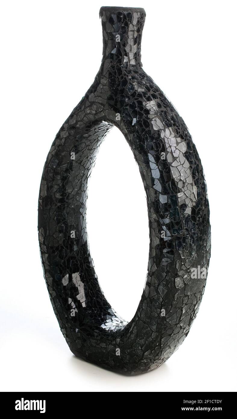 La forme de trou dans le centre de ce vase en mosaïque noire en fait un  objet de spécial. 50 $ de la haute!, www.thatshauteonline.com ou (817)  545-8600. (Photo de Ross Hailey/fort