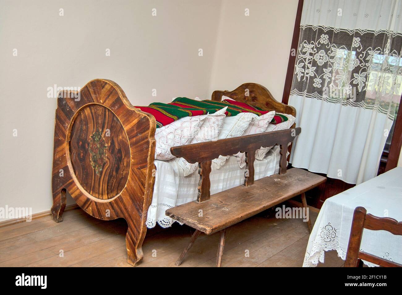 Chambre avec un ancien lit en bois, une table et un banc. Tout est authentique de la période autour de 1900. Banque D'Images