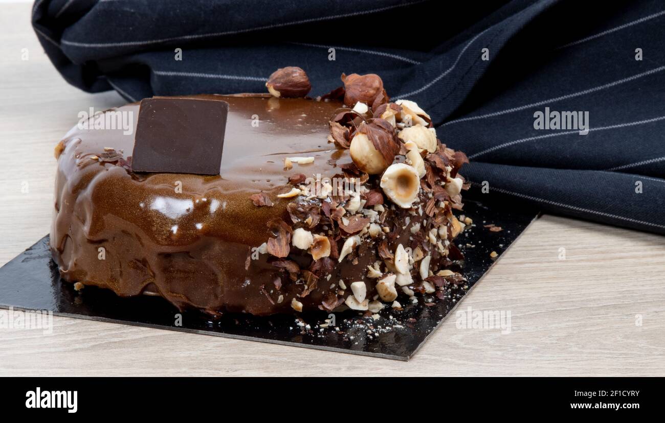 Gâteau artisanal au chocolat et à la noisette sur fond blanc Banque D'Images