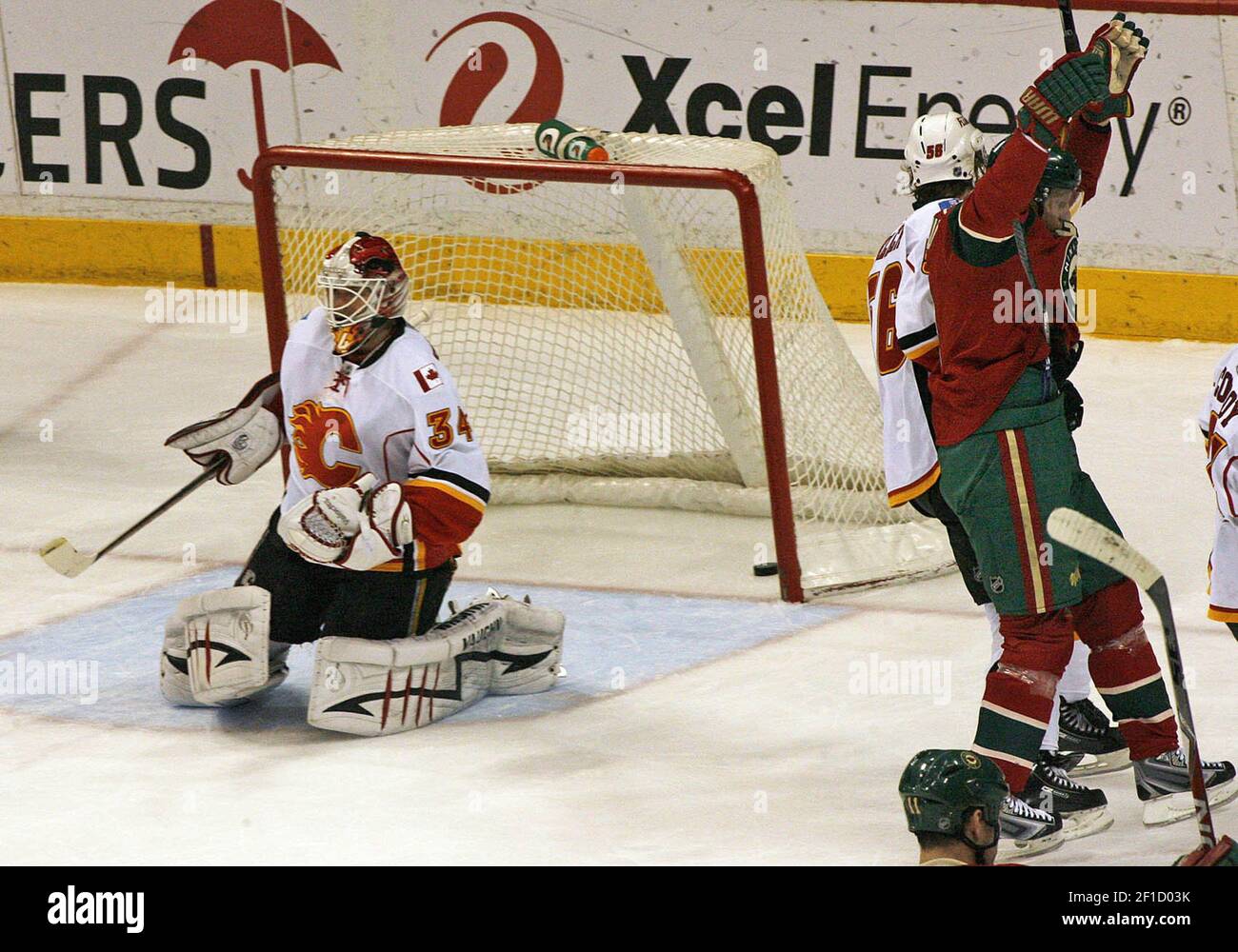 Owen Nolan, de Minnesota Wild, a marqué contre le gardien de but Mikka Kiprusof de Calgary Flames lors de la première période au Xcel Energy Centre de St. Paul, Minnesota, le vendredi 3 avril 2009. (Photo de Marlin Levison/Minneapolis Star Tribune/MCT/Sipa USA) Banque D'Images