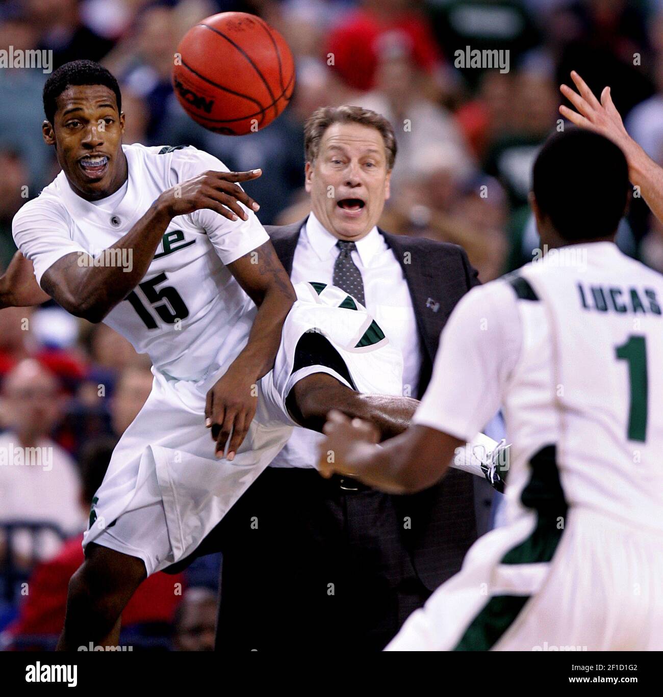 Durrell Summers, de l'État du Michigan, sauve le ballon lorsqu'il le passe à son coéquipier Kalin Lucas en tant qu'entraîneur de MSU Tom Izzo, à l'arrière, regarde l'action contre le Kansas lors du tournoi régional de basket-ball de l'université NCAA, le vendredi 27 mars 2009, à Indianapolis, Indiana. (Photo de Rich Sugg/Kansas City Star/MCT/Sipa USA) Banque D'Images
