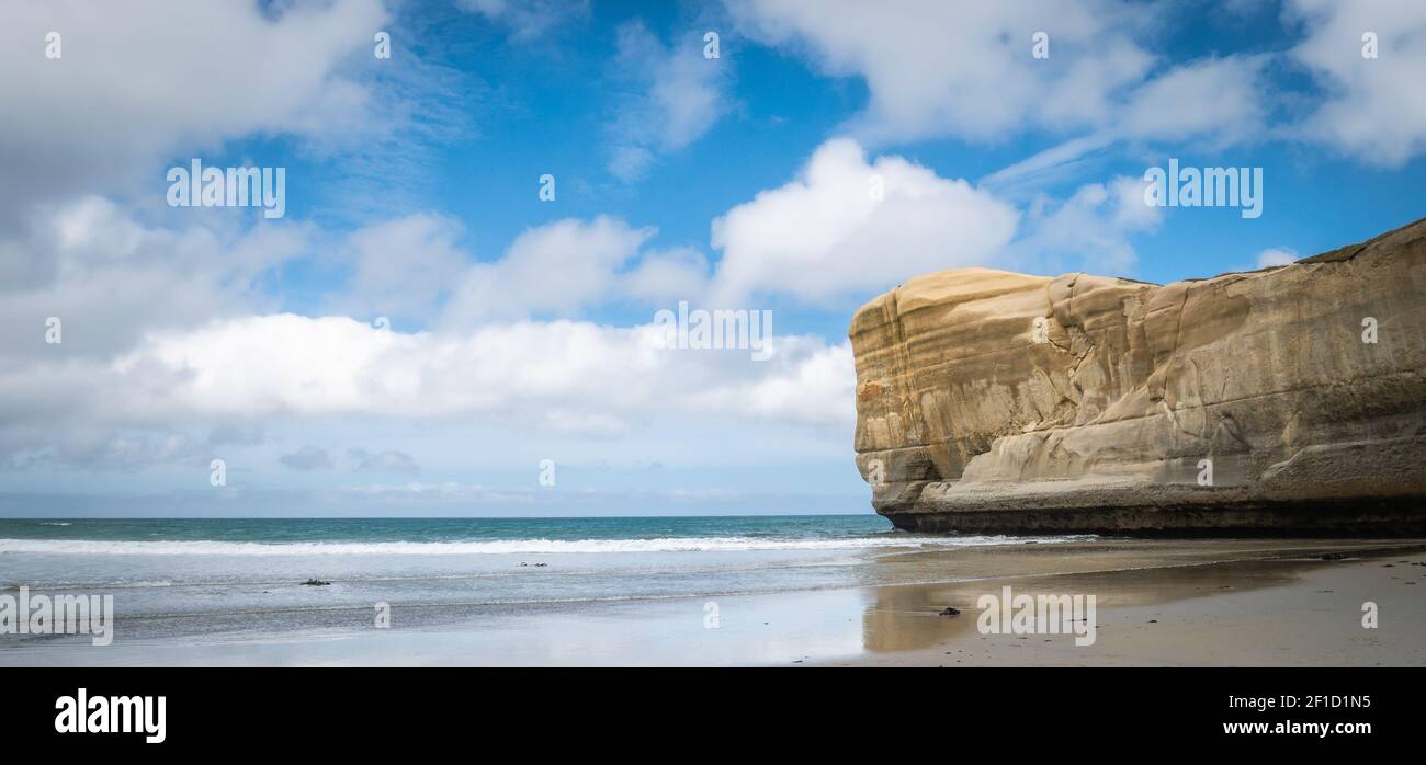 Paysage marin panoramique avec ciel bleu et falaise de grès comme sujet principal. Tir réalisé à tunnel Beach, Dunedin, péninsule d'Otago, Nouvelle-Zélande Banque D'Images