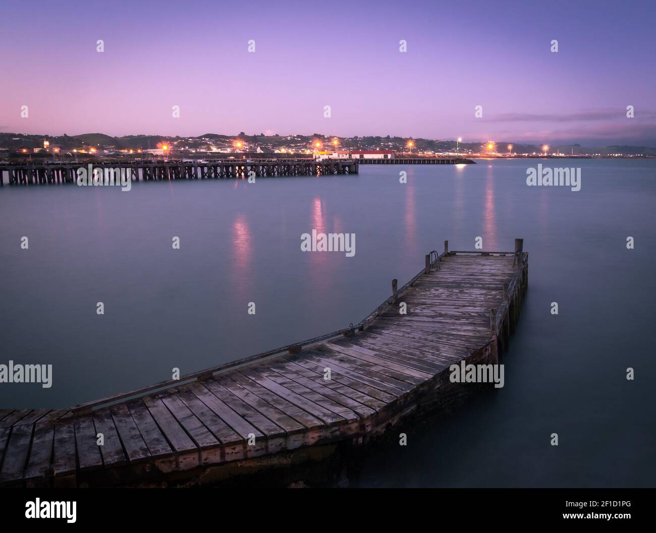 Coucher de soleil violet sur le port avec jetée en premier plan. Tourné à Oamaru, Nouvelle-Zélande Banque D'Images