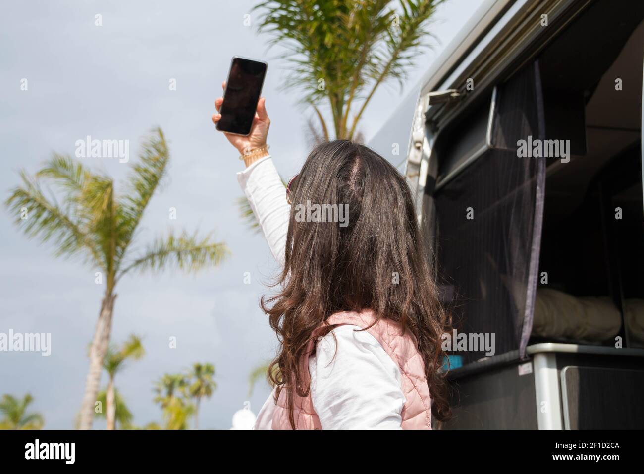 Moyen âge souriant bonne femme faisant le selfie dans la rue, lunettes, voyager seul, s'amuser, humeur positive, joie, vacances, émotions surprises Banque D'Images