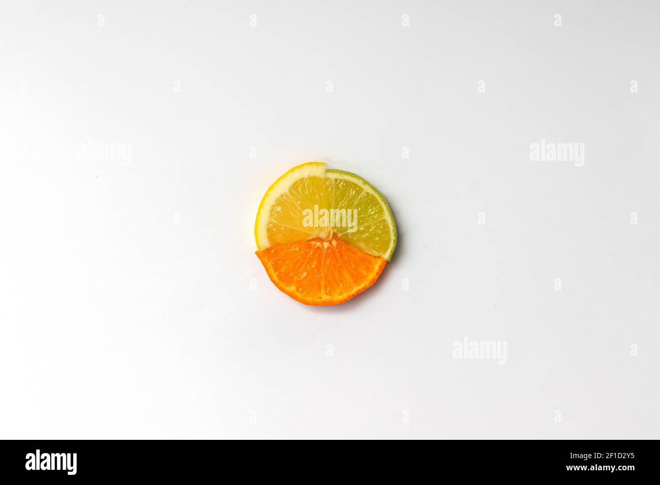 Motif de tranches de citron, d'orange et de citron vert sur fond blanc. Concept d'été ou de printemps très tendance Banque D'Images