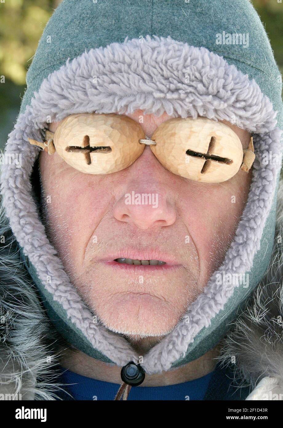 Jeff Larson, de Cook, modélise une paire de lunettes de soleil de style  inuit qu'il a sculptées à partir de morceaux de saule. (Photo de Sam  Cook/Duluth News-Tribune/MCT/Sipa USA Photo Stock -