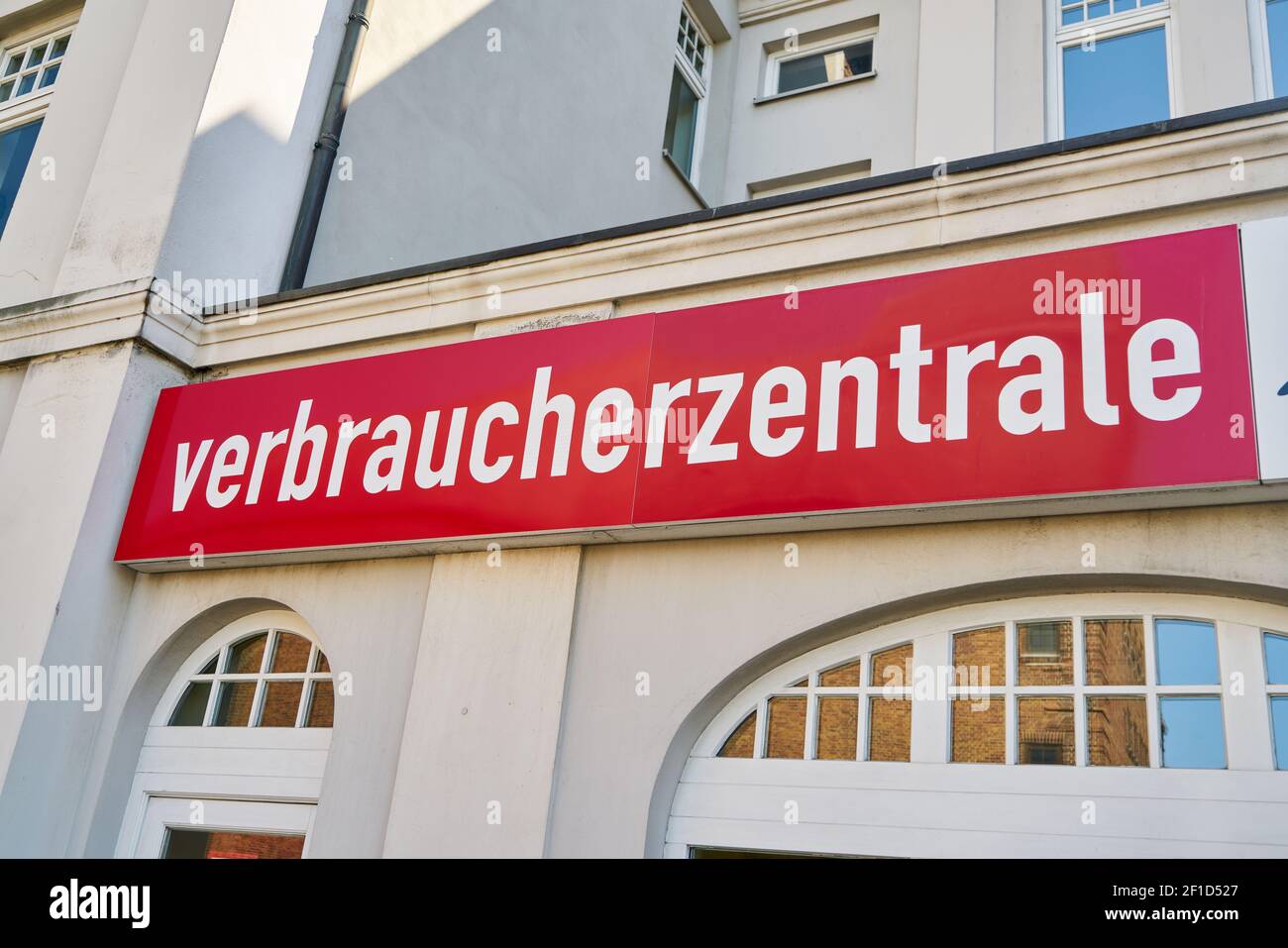 ROSTOCK, Allemagne, juillet 2020: Branche de l'allemand Verbraucherzentrale (Conseil national des consommateurs), une organisation de conseils aux consommateurs Banque D'Images