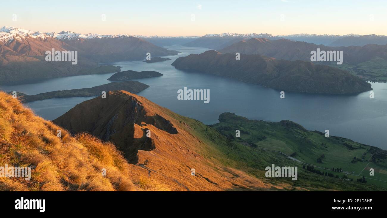Vue sur le lac depuis le sommet de la montagne au lever du soleil, prise de vue réalisée sur Roys Peak à Wanaka, Nouvelle-Zélande Banque D'Images