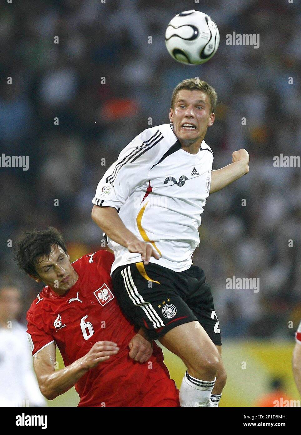 Jacek Bak, de Pologne, et Lukas Podolski, de l'Allemagne, en action alors que l'Allemagne battit la Pologne 1-0 au stade de l'équipe de signal Iduna Park à Dortmund, en Allemagne, le 14 juin 2006 à la coupe du monde. (Photo de Christian Liewig/Abaca Press/KRT) Banque D'Images