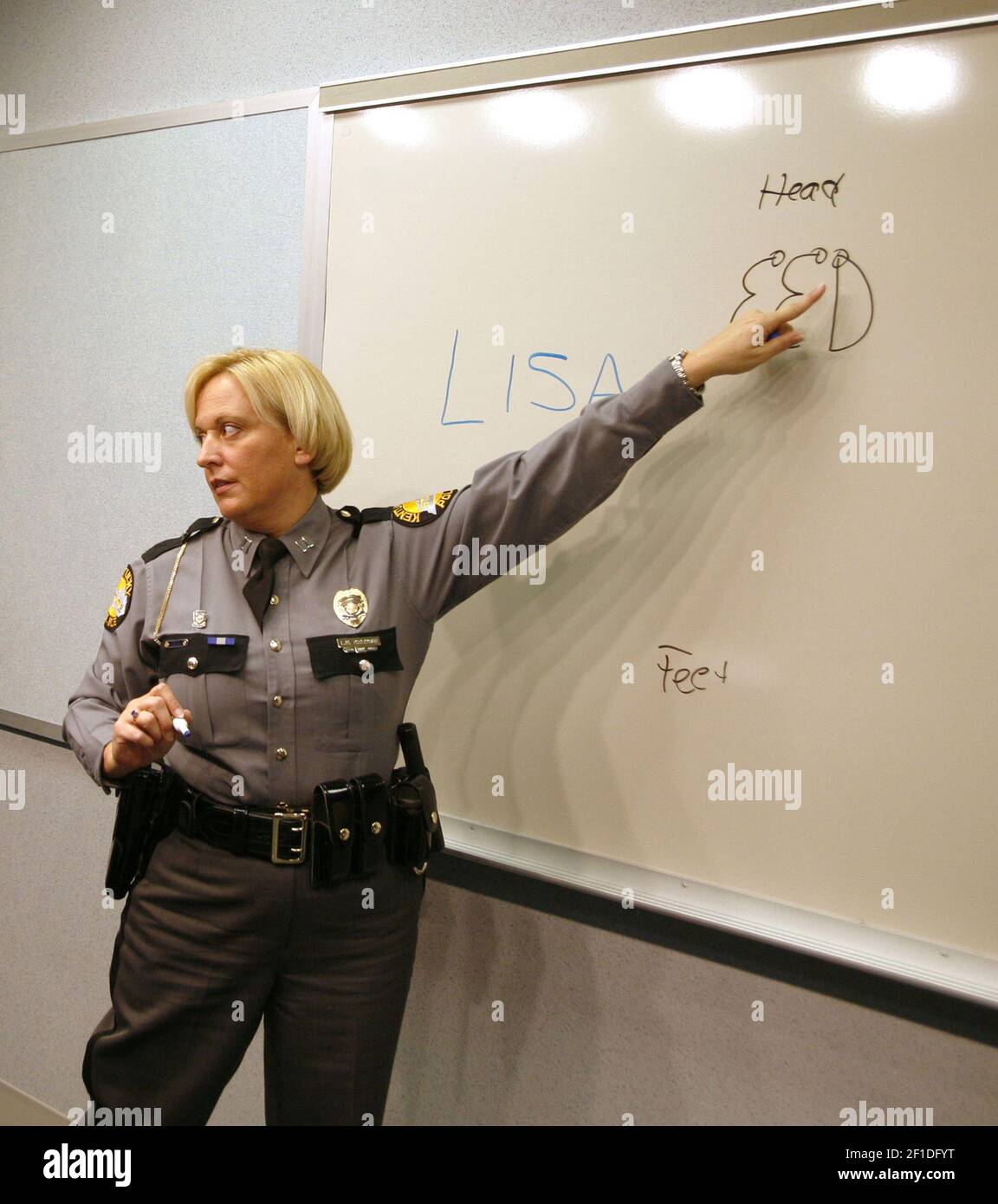Lisa Rudzinski, responsable de la police d'État du Kentucky, tient une conférence de presse le mardi 24 novembre 2009 concernant l'enquête sur le décès de William E. Sparkman, Jr., un travailleur du recensement américain, à Frankfort, Kentucky. Les autorités ont annoncé que la mort de Sparkman&apos était un suicide et non un homicide. (Photo de David Perry/Lexington Herald-leader/MCT/Sipa USA) Banque D'Images
