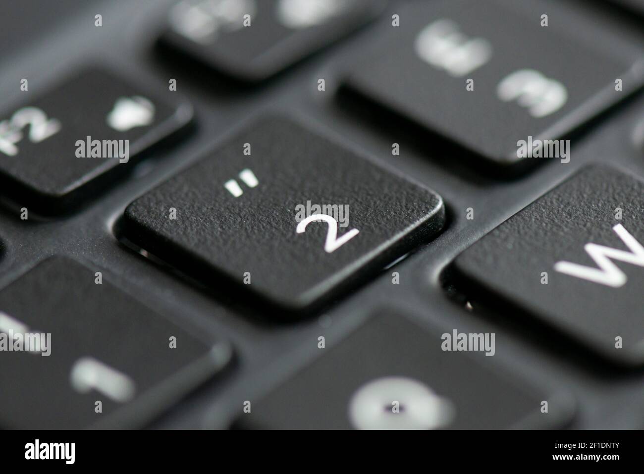 Touche 2 et guillemets sur le clavier d'un ordinateur portable Photo Stock  - Alamy