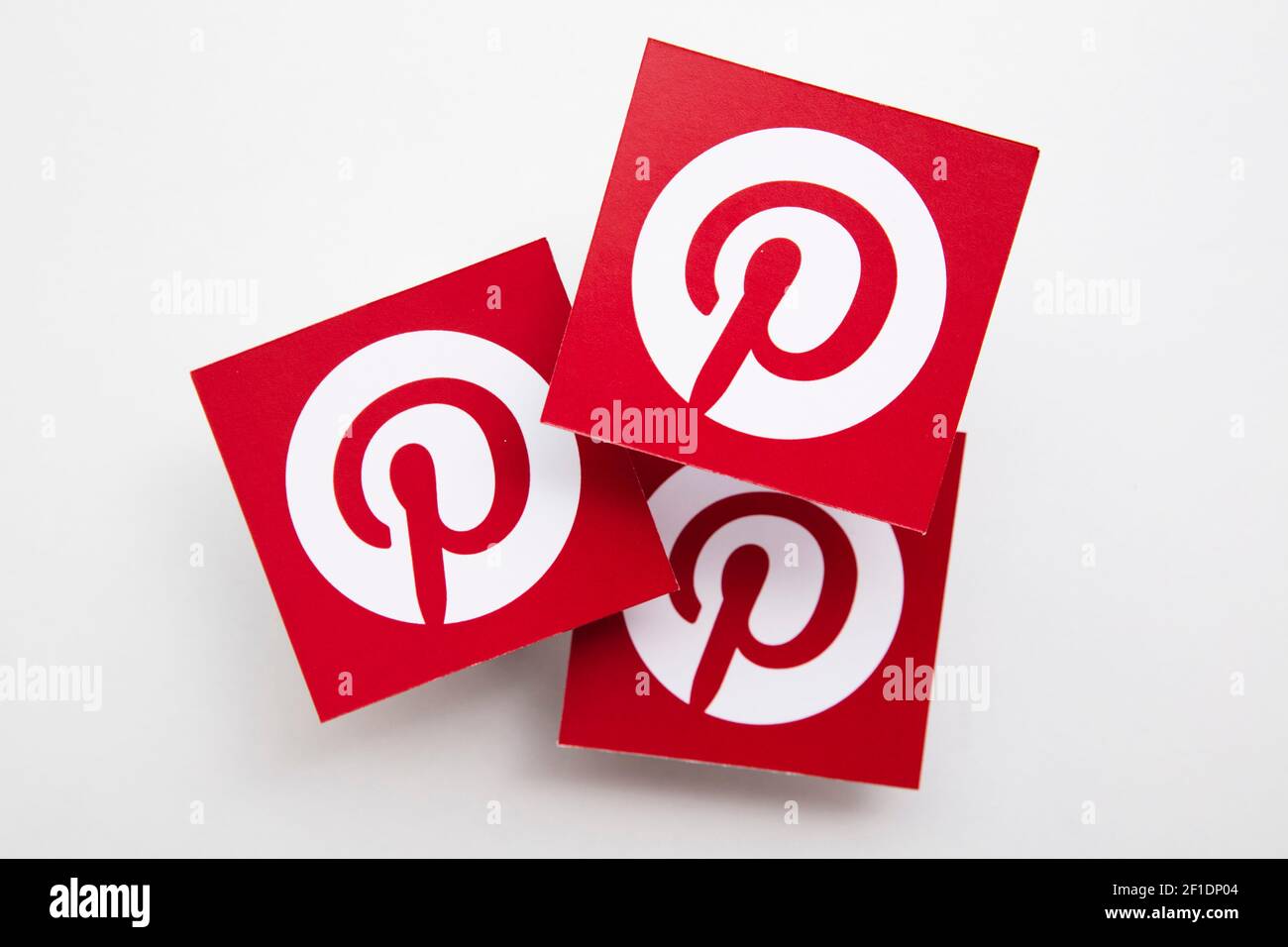 LONDRES, Royaume-Uni - Mars 2021 : logo Pinterest, plate-forme populaire de partage d'images Banque D'Images