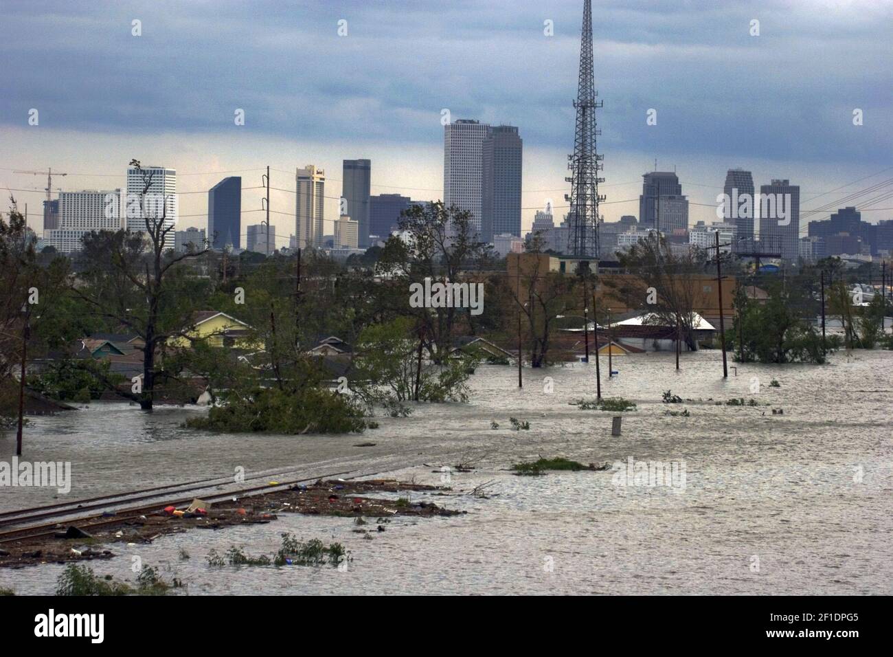 29 août 2005. La Nouvelle-Orléans, Louisiane. L'ouragan Katrina frappe la Nouvelle-Orléans. Les voies ferrées disparaissent dans les eaux de crue montantes de la 9e paroisse. (Photo de Charlie Varley). *** Veuillez utiliser le crédit du champ de crédit *** Banque D'Images