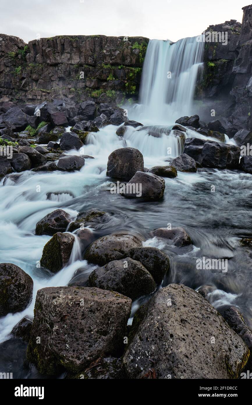 Oxarafoss cascade de Pingvellir / Le parc national de Thingvellir situé sur la dorsale médio-atlantique de l'Islande. Banque D'Images