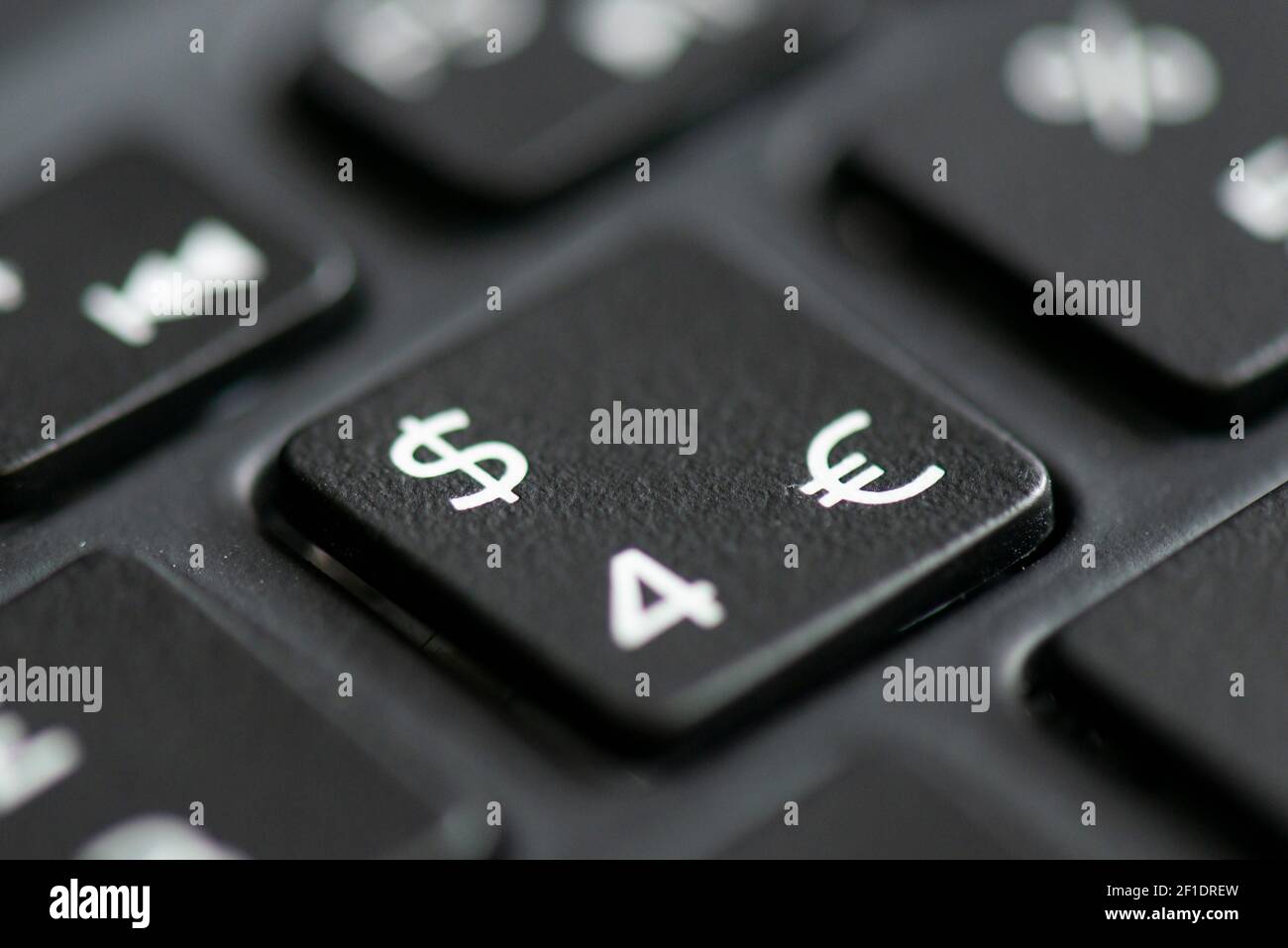Numéro 4, Dollar et Euro sur le clavier d'un ordinateur portable Photo  Stock - Alamy