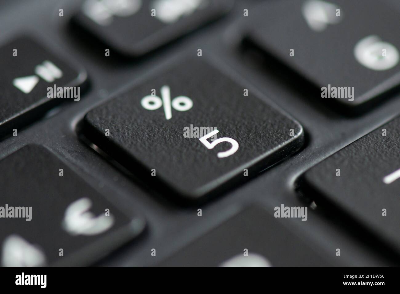 Le chiffre 5 et la touche de pourcentage sur un clavier d'ordinateur  portable Photo Stock - Alamy