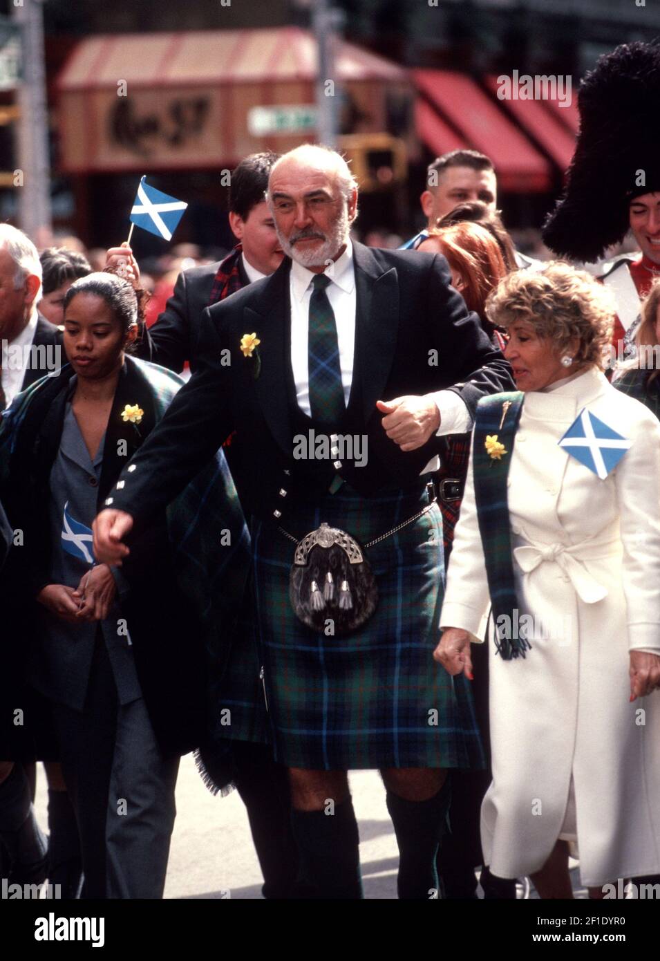 L'acteur écossais Sean Connery, entouré d'amis et de membres de la famille et de milliers de cornemuses et de batteurs, commémore le jour du Tartan dans le défilé des airs de gloire, le 6 avril 2002. Le jour du tartan commémore le 6 avril 1320, lorsque l'Écosse a déclaré son indépendance. L'acteur écossais, renommé pour son rôle dans le jeu de James Bond, est décédé aux Bahamas à l'âge de 90 ans. ( photo de Richard B. Levine) Banque D'Images