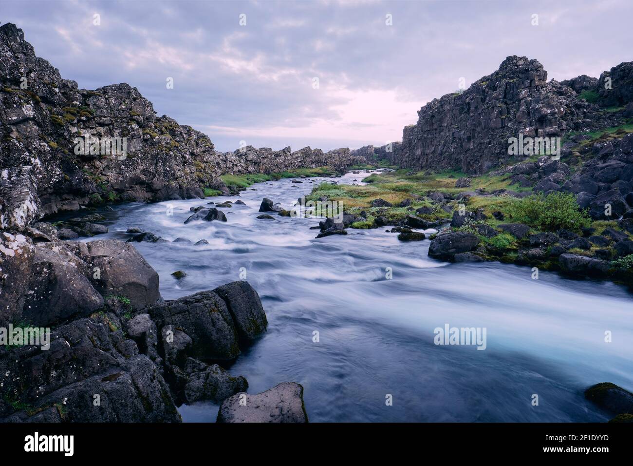 La rivière Oxara site classé au patrimoine mondial de l'UNESCO Pingvellir / Thingvellir Parc national sur le Mid Atlantic Ridge Islande Europe - Paysage fluvial de l'Islande Banque D'Images