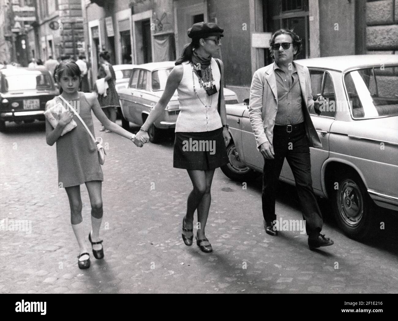 L'actrice italienne Elsa Martinelli marche avec son mari et photographe  italien Willy Rizzo et leur fille Cristiana. Années 1960 (photo de Pino  Granata/Mondadori Portfolio/Sipa USA Photo Stock - Alamy