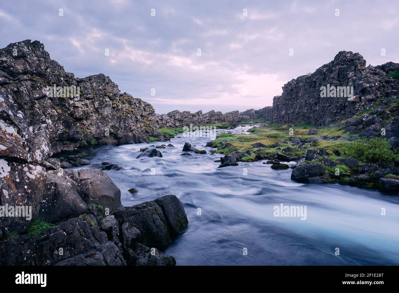 La rivière Oxara site classé au patrimoine mondial de l'UNESCO Pingvellir / Thingvellir Parc national sur le Mid Atlantic Ridge Islande Europe - Paysage fluvial de l'Islande Banque D'Images