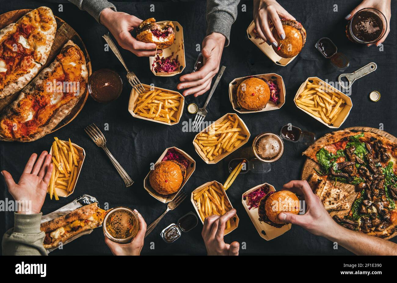 Personne Préparant Des Plats à Emporter Verrouillez le dîner de restauration rapide du service de livraison. Plat  de personnes mangeant des hamburgers, des frites, des sandwichs, des  pizzas, boire de la bière sur un fond de table, vue
