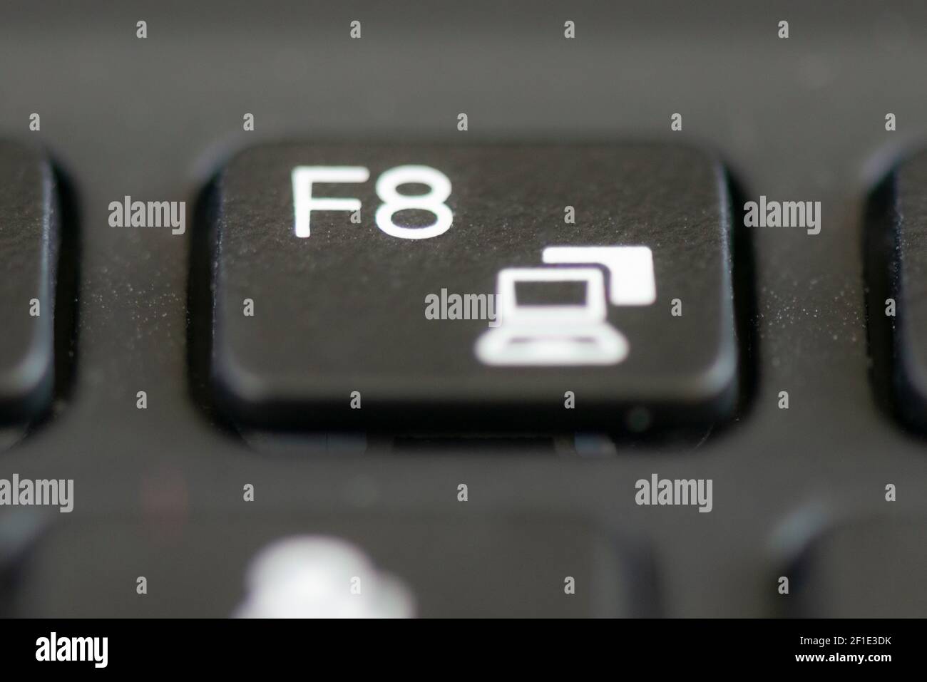 F8 et partager l'écran sur un clavier d'ordinateur portable Photo Stock -  Alamy