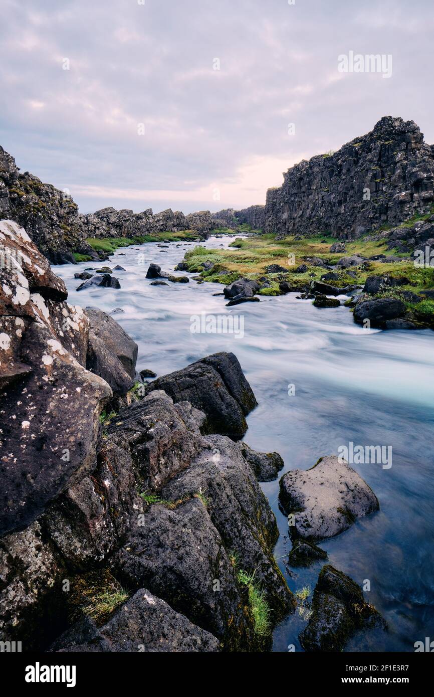 La rivière Oxara site classé au patrimoine mondial de l'UNESCO Pingvellir / Thingvellir Parc national sur le Mid Atlantic Ridge Islande Europe - Paysage fluvial de l'Islande Banque D'Images