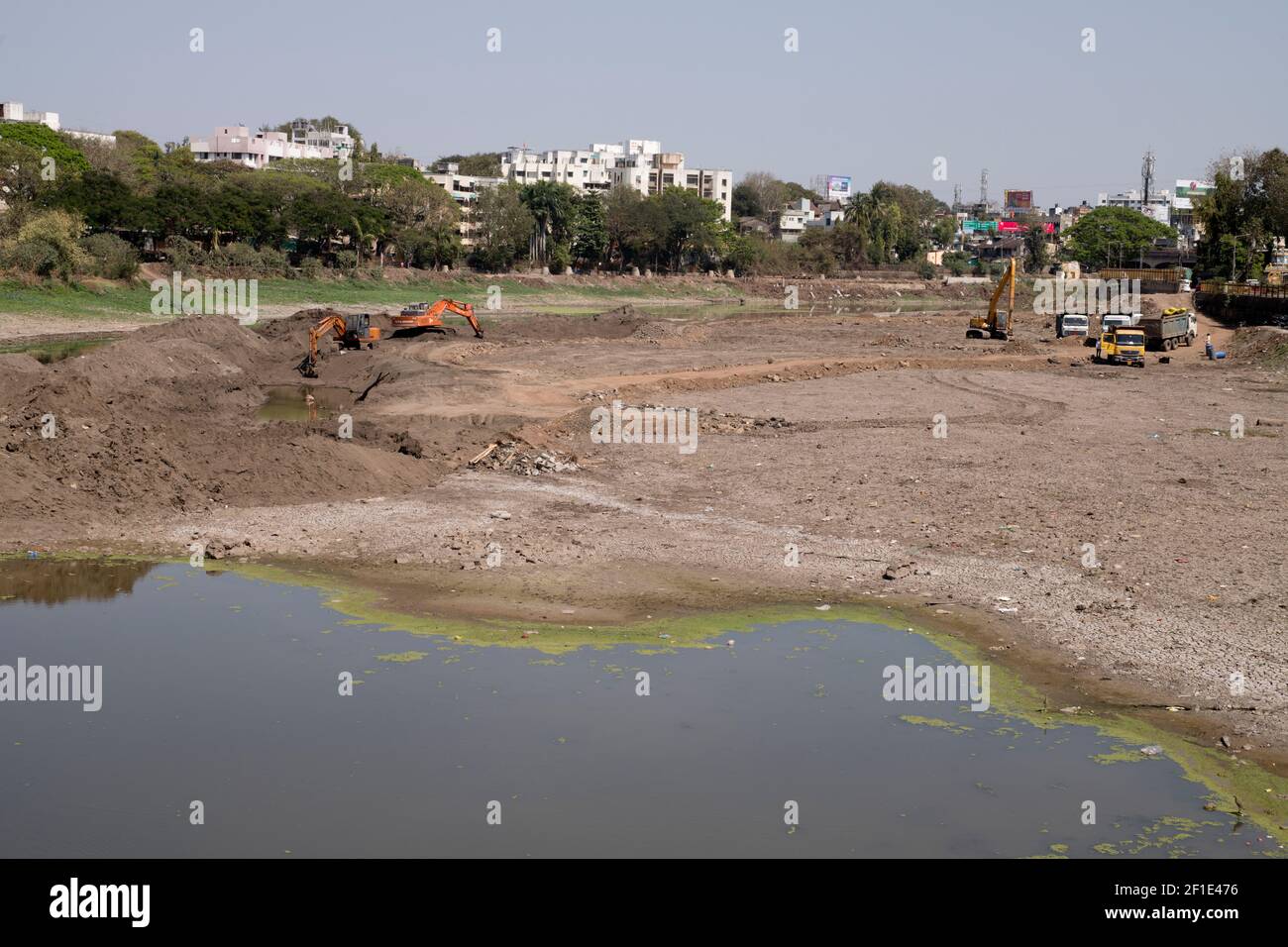 Nashik, Maharashtra, Inde - Mars 04 2021: Excavateurs sur un lit semi-sec de la rivière Godavari dragage du fond en préparation du prochain monsoo Banque D'Images