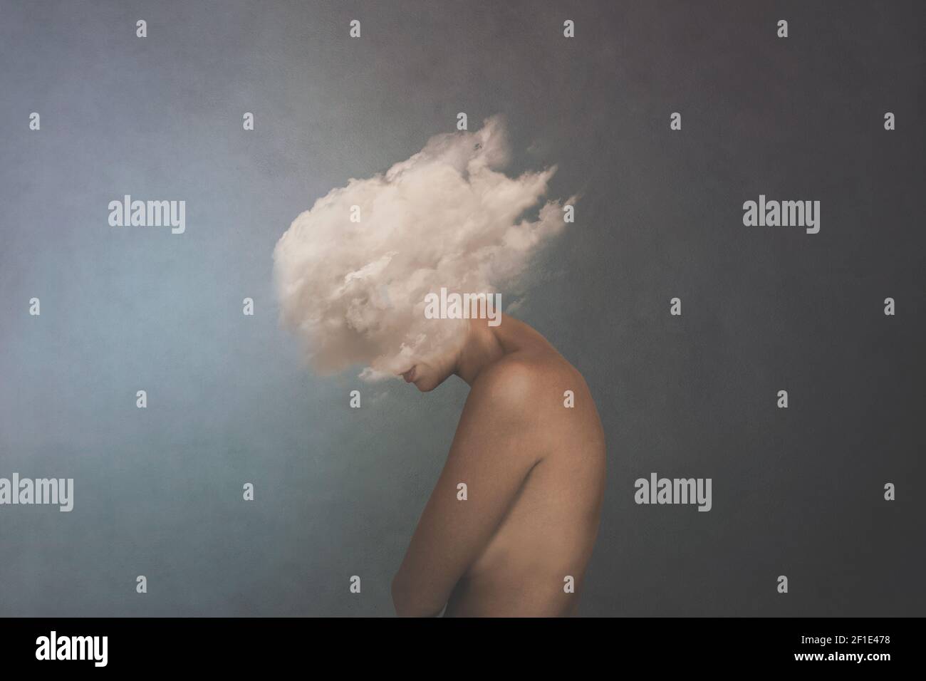 image surréaliste d'un nuage blanc couvrant le visage d'une femme, concept de liberté Banque D'Images