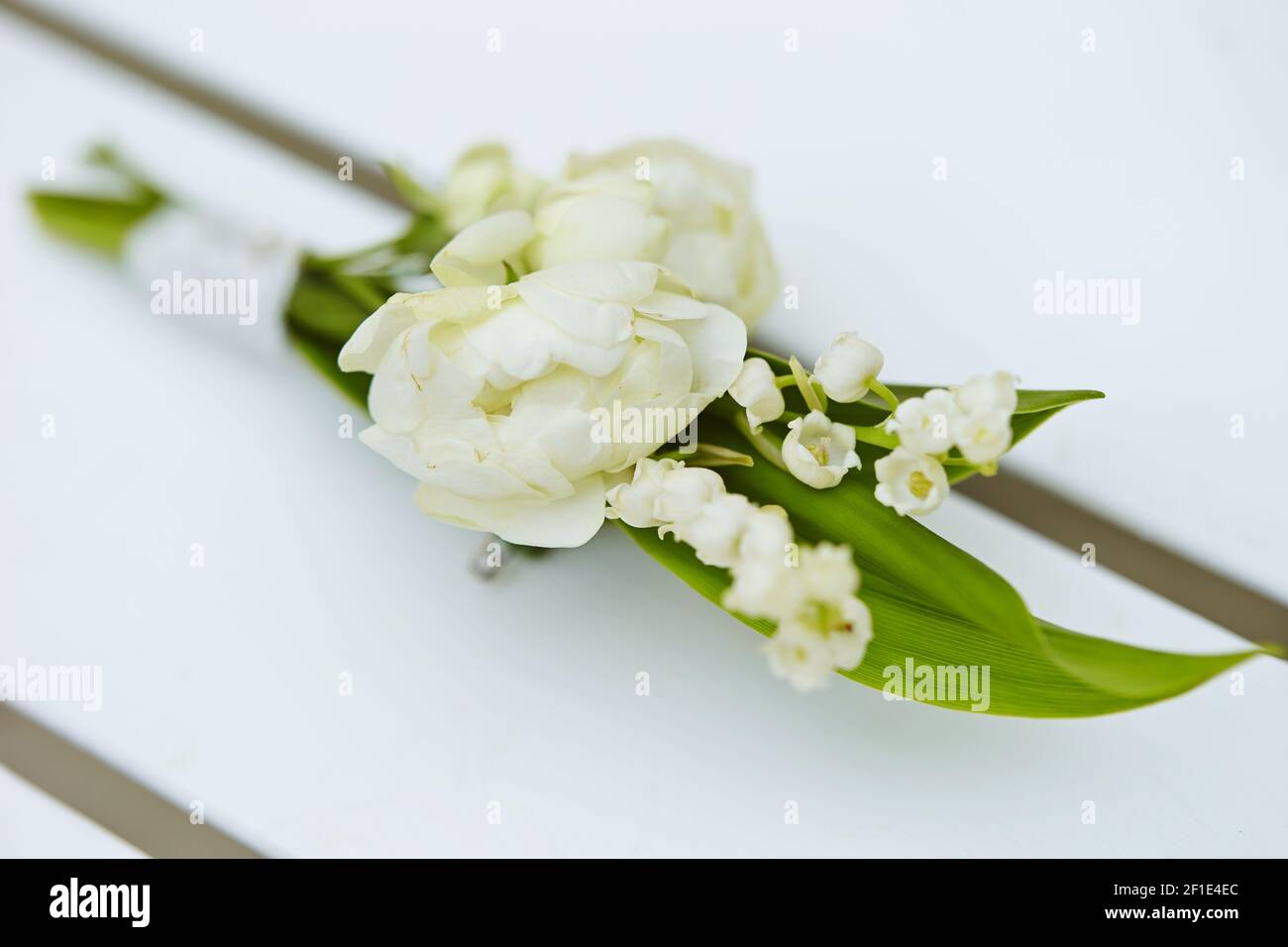 Un boutonnière pour le marié sur une surface en bois Banque D'Images