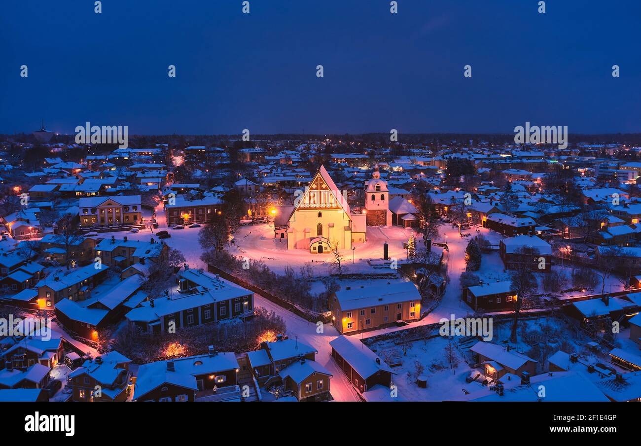 Vue aérienne du Vieux Porvoo en hiver avec décoration de Noël, Finlande. Porvoo est l'une des 