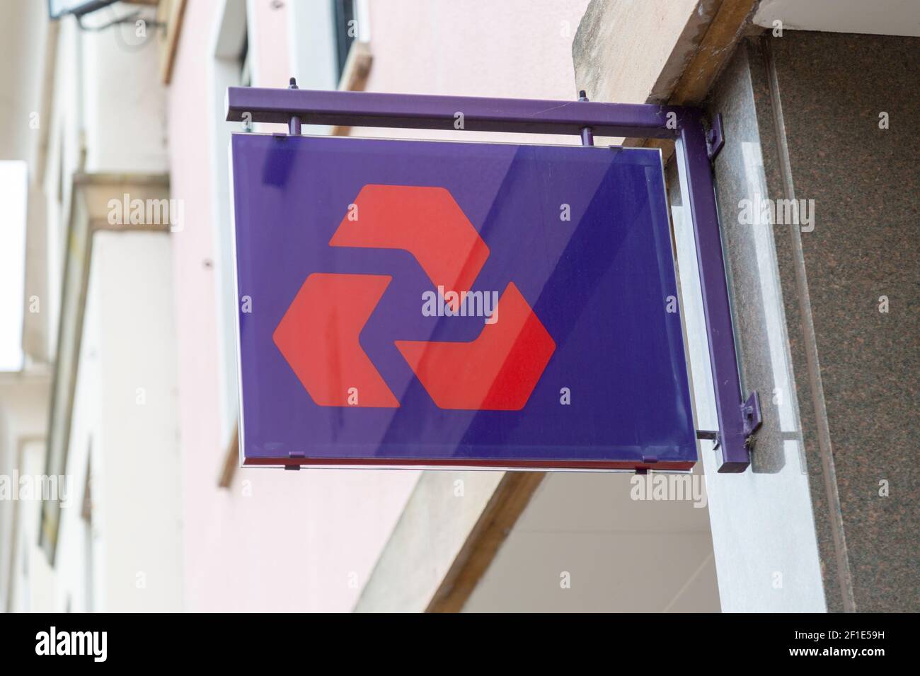 Panneau de banque NatWest sur le mur à l'extérieur de la succursale, Royaume-Uni Banque D'Images