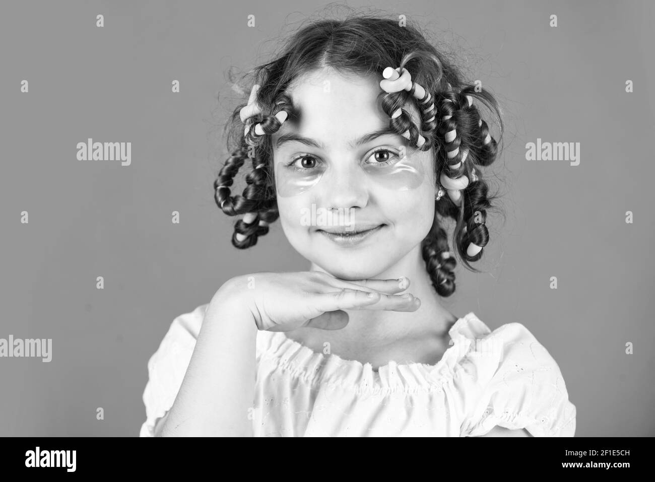 Elle Est Parfaite Bonne Fille Dans Les Cheveux Curlers Jouant Salon De Coiffure Conseils Faciles Pour La Coiffure Des Enfants Outils De Coiffure Et Accessoires De Cheveux Enfant Avec Des Patches Sur