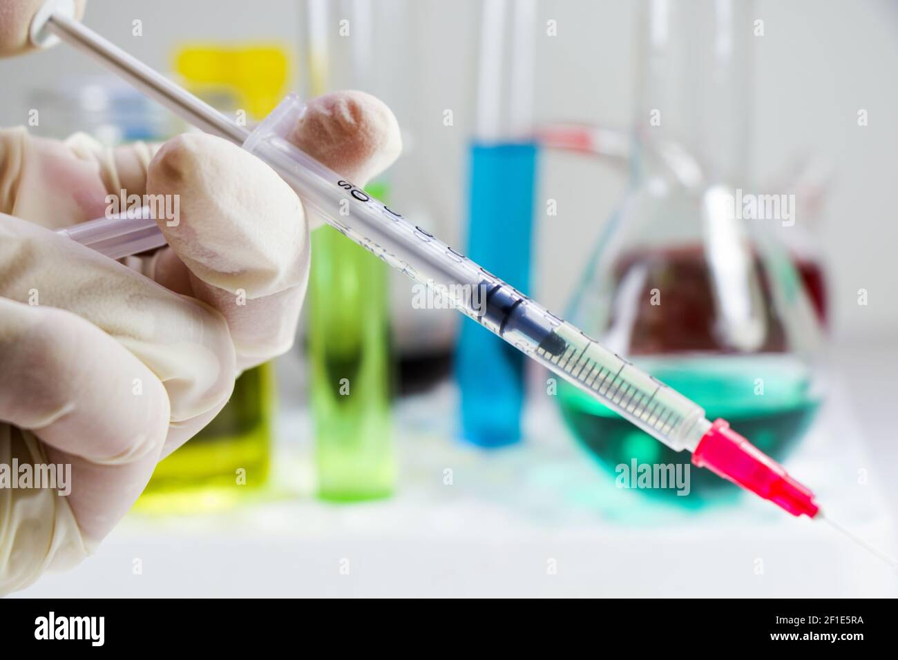Un gros plan d'un médecin tenant le vaccin dans un aiguille de seringue en  laboratoire Photo Stock - Alamy