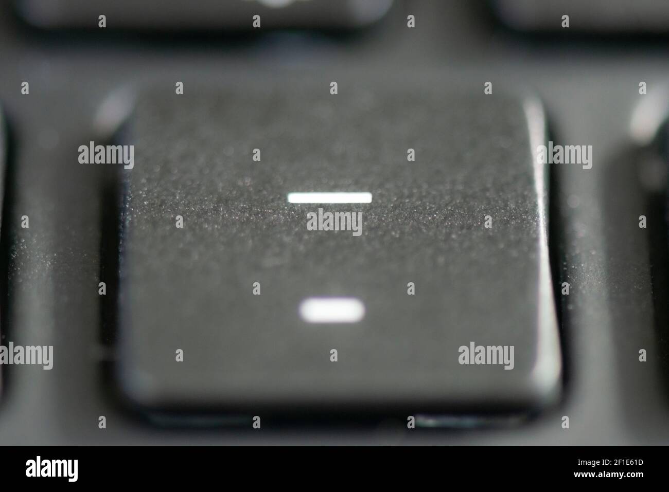 Trait d'Union et trait de soulignement sur un clavier d'ordinateur portable Banque D'Images