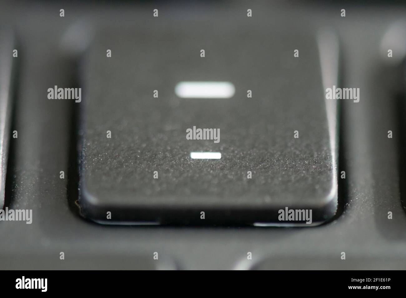 Trait d'Union et trait de soulignement sur un clavier d'ordinateur portable Banque D'Images