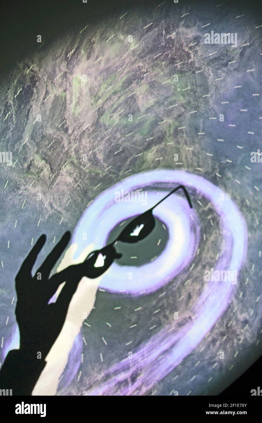 image abstraite tourbillonnante des lumières, de la main humaine et des lunettes Banque D'Images