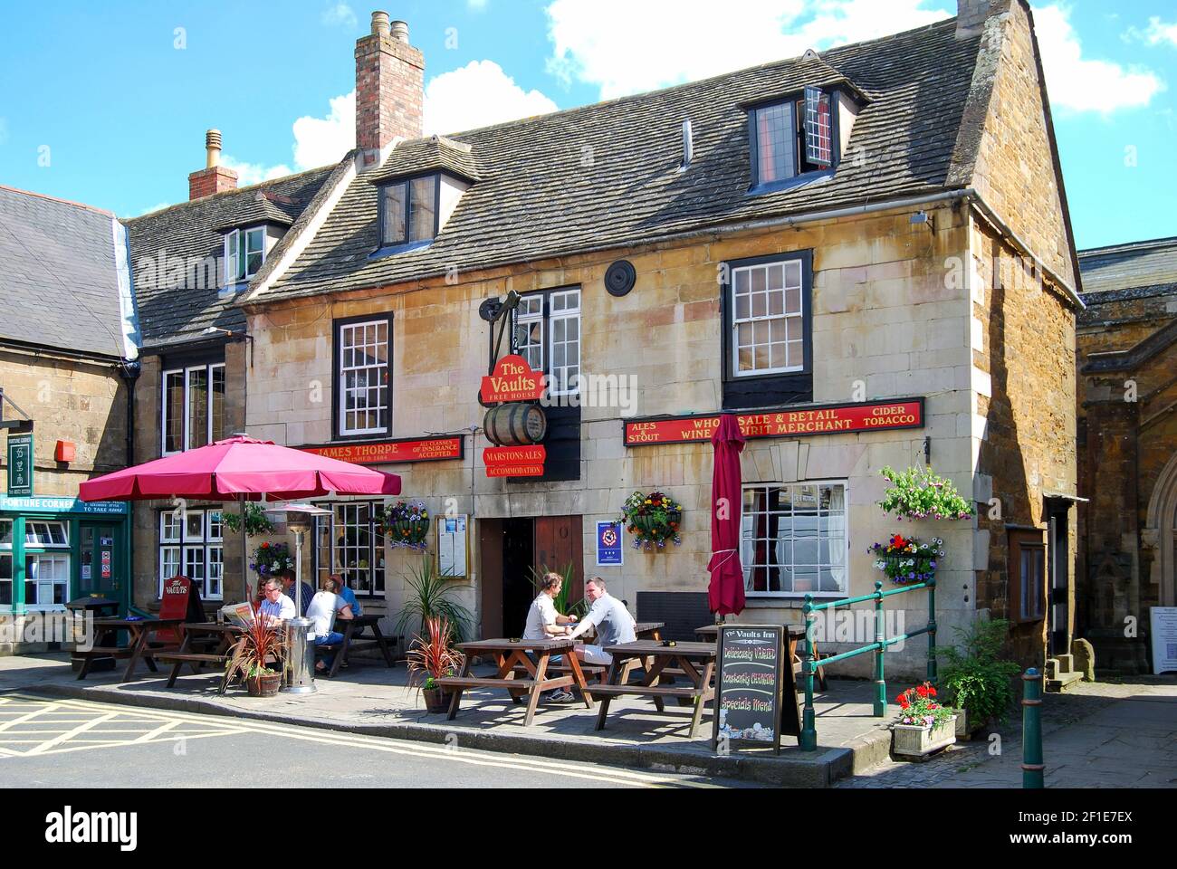 The Vaults Freehouse Pub, Market place, Uppingham, Rutland, Angleterre, Royaume-Uni Banque D'Images