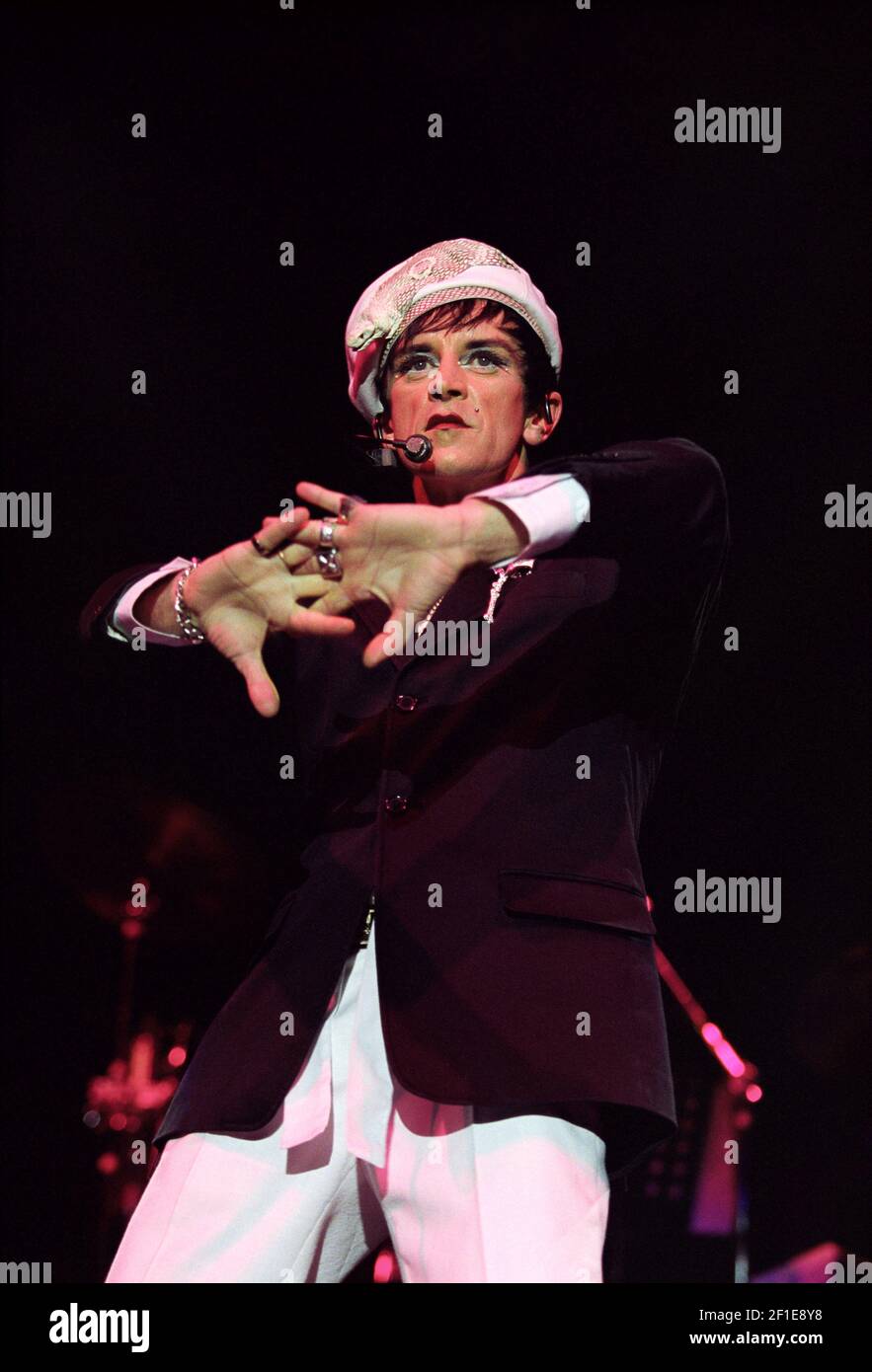 Steve Strange de Visage sur scène au concert « Here and Now 80 » qui s'est tenu à Wembley Arena à Londres, Royaume-Uni. 15 décembre 2002 Banque D'Images