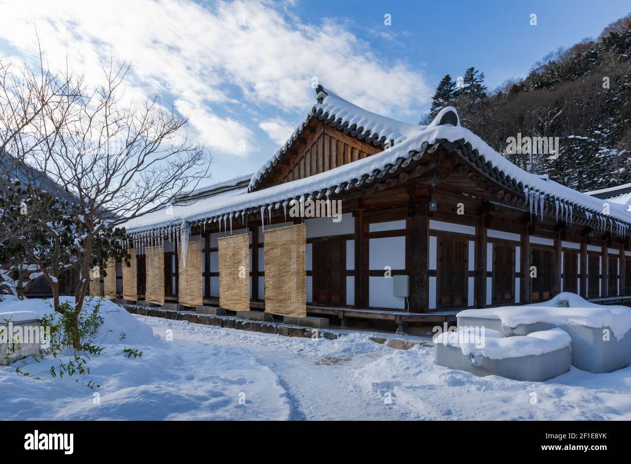 Paysage d'hiver avec hanok recouvert de neige. Temple Baekyangsa à Jeollanam-do, Corée du Sud. Banque D'Images