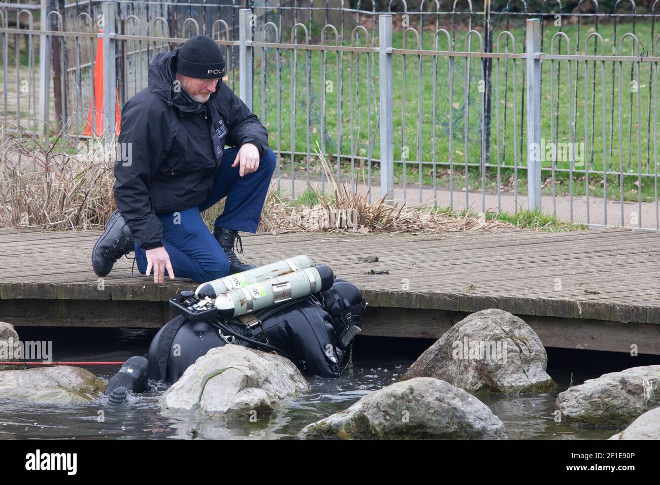 Londres, Royaume-Uni, 8 mars 2021 : des plongeurs de la police ont recherché des preuves concernant la disparition de Sarah Everard, vue pour la dernière fois sur Poynders Road, Clapham, partie de la circulaire A205 South. Agnes Riley Gardens est sur Poynders Road et a également été fouillé par des chiens de police. Anna Watson/Alay Live News Banque D'Images