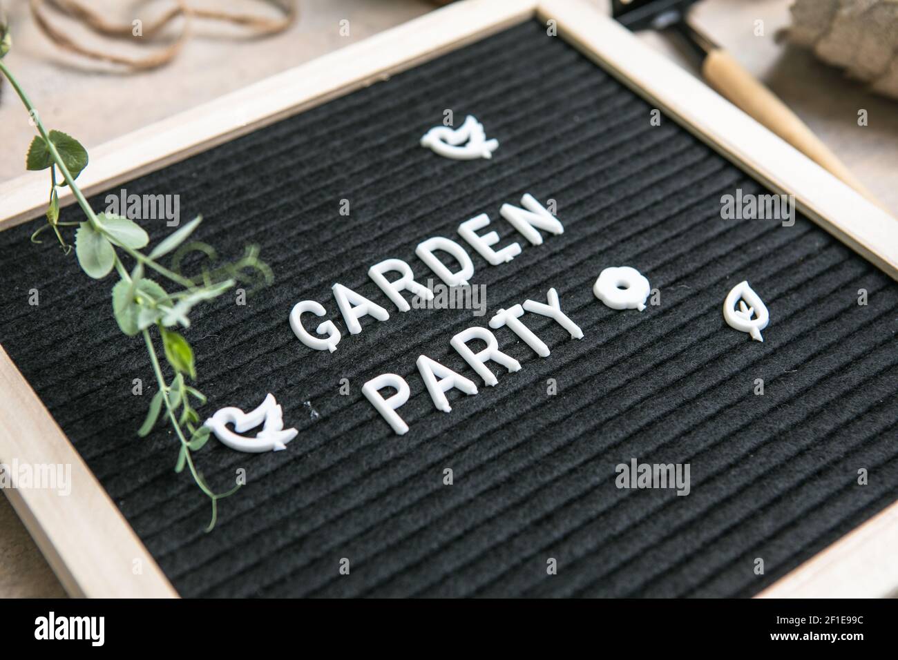 Tableau de lettres avec texte Garden Party. Plantation de semences dans