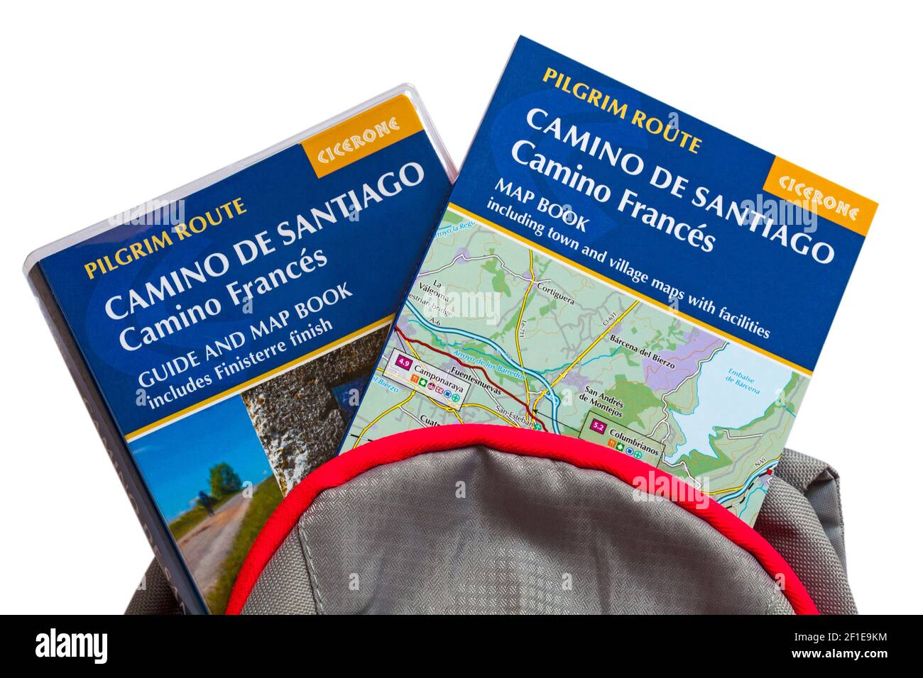 Camino de Santiago Pilgrim itinéraire Guide et carte livre Camino Frances Pilgrim route - livres dans sac à dos pour le voyage Banque D'Images