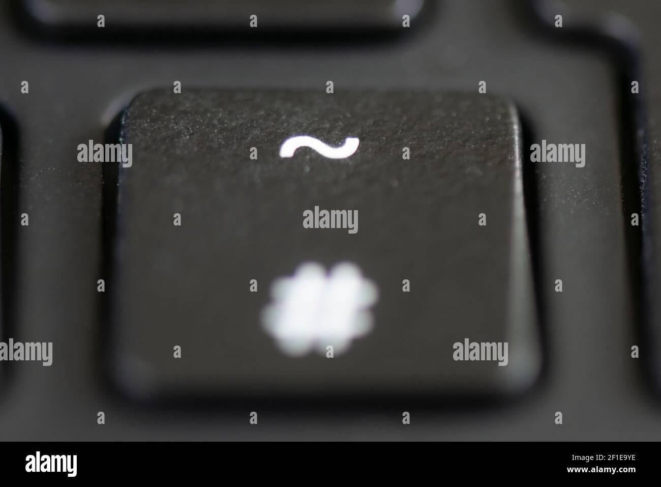 La touche dièse et tilde du clavier d'un ordinateur portable Photo Stock -  Alamy
