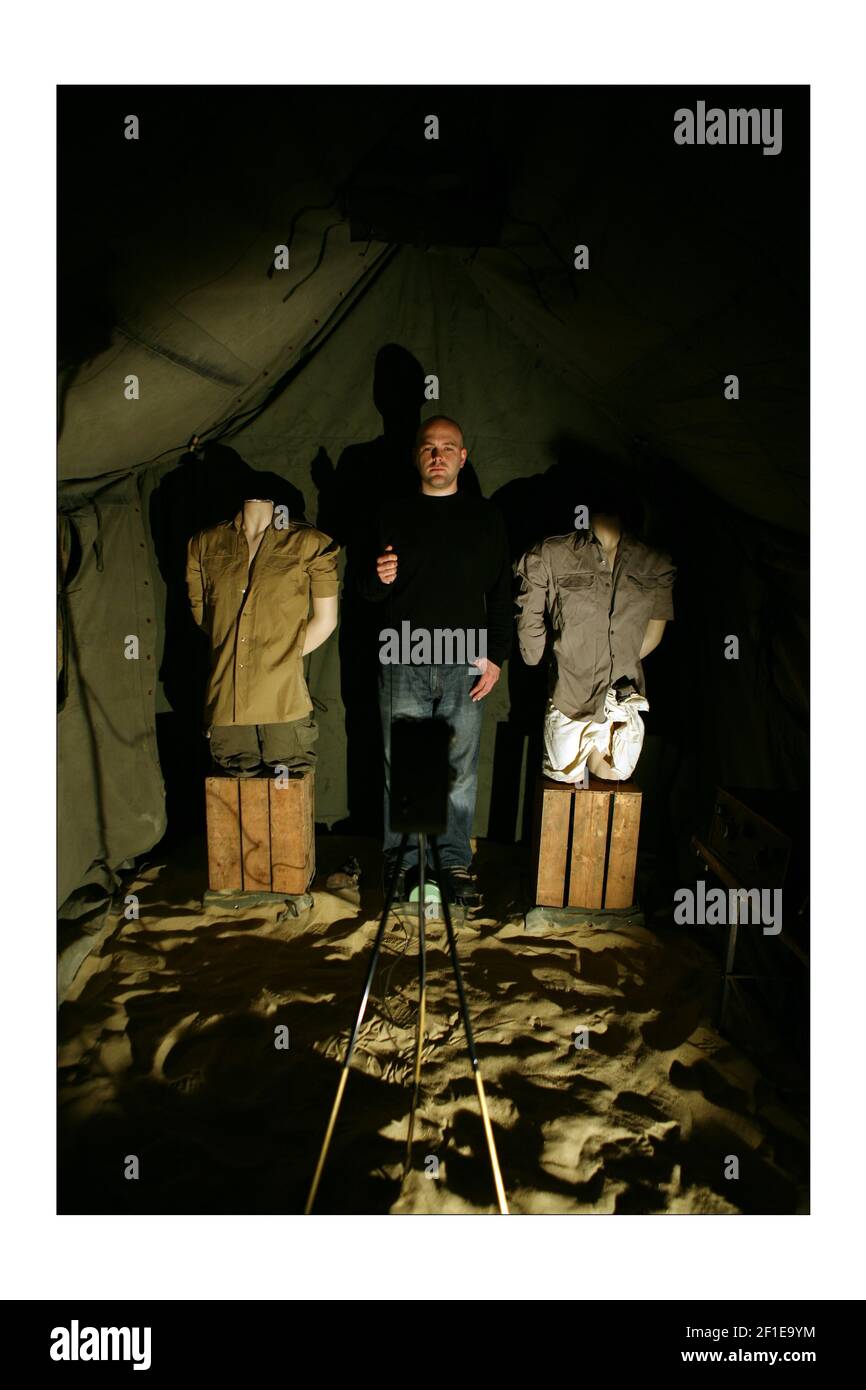 ACARIEN... Théâtre interactif multiplateforme. La tente militaire Evan Grant en pix photo par David Sandison The Independent Banque D'Images